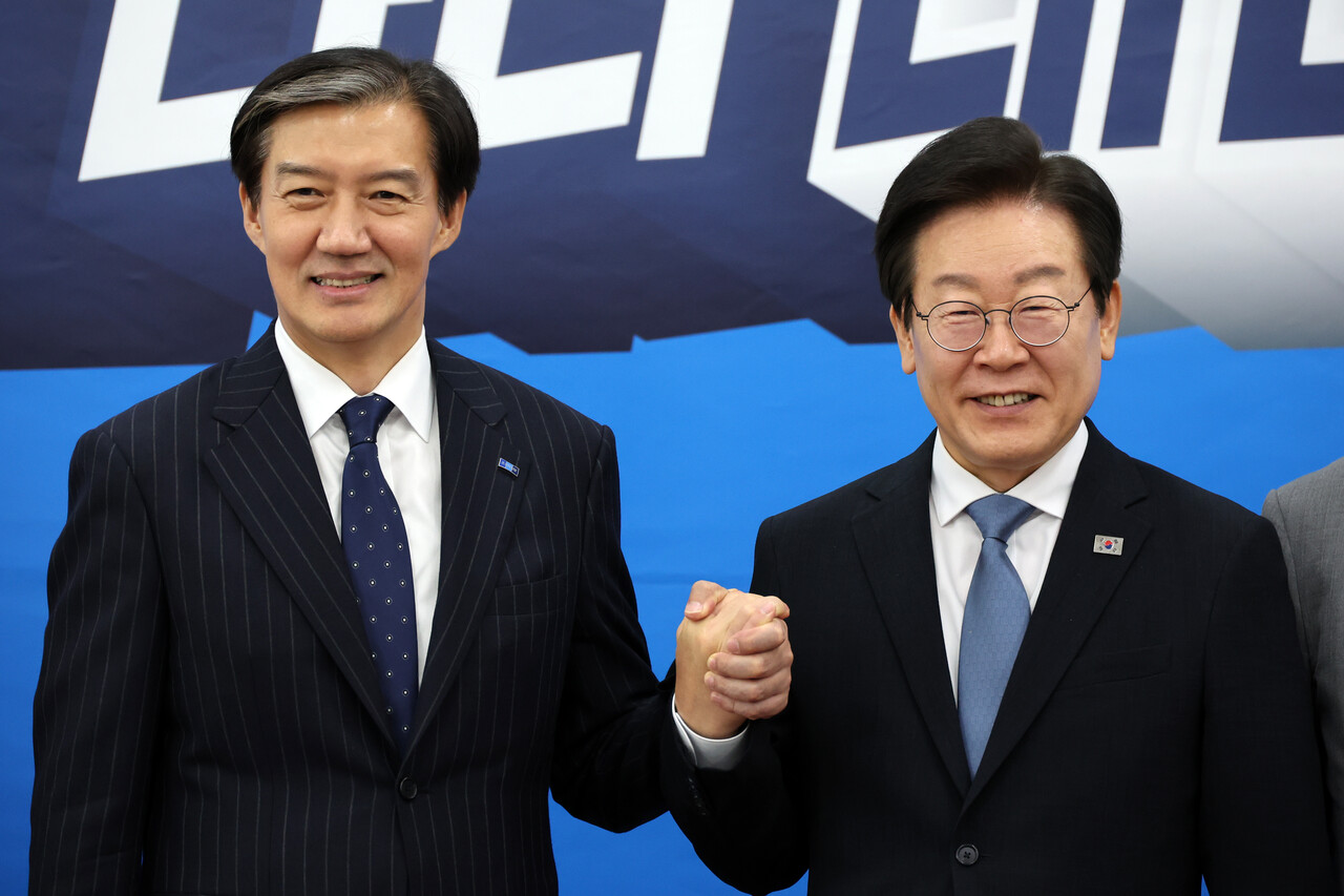 이재명(오른쪽) 더불어민주당 대표가 21일 오후 서울 여의도 국회에서 조국 조국혁신당 대표를 예방해 기념촬영을 하고 있다. 2024.08.21./사진=뉴시스