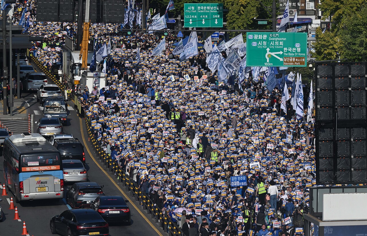  2일 서울역 인근에서 더불어민주당 주최로 '김건희·윤석열 국정농단 규탄 및 특검 촉구 국민행동의 날' 집회가 열리고 있다./사진=뉴시스