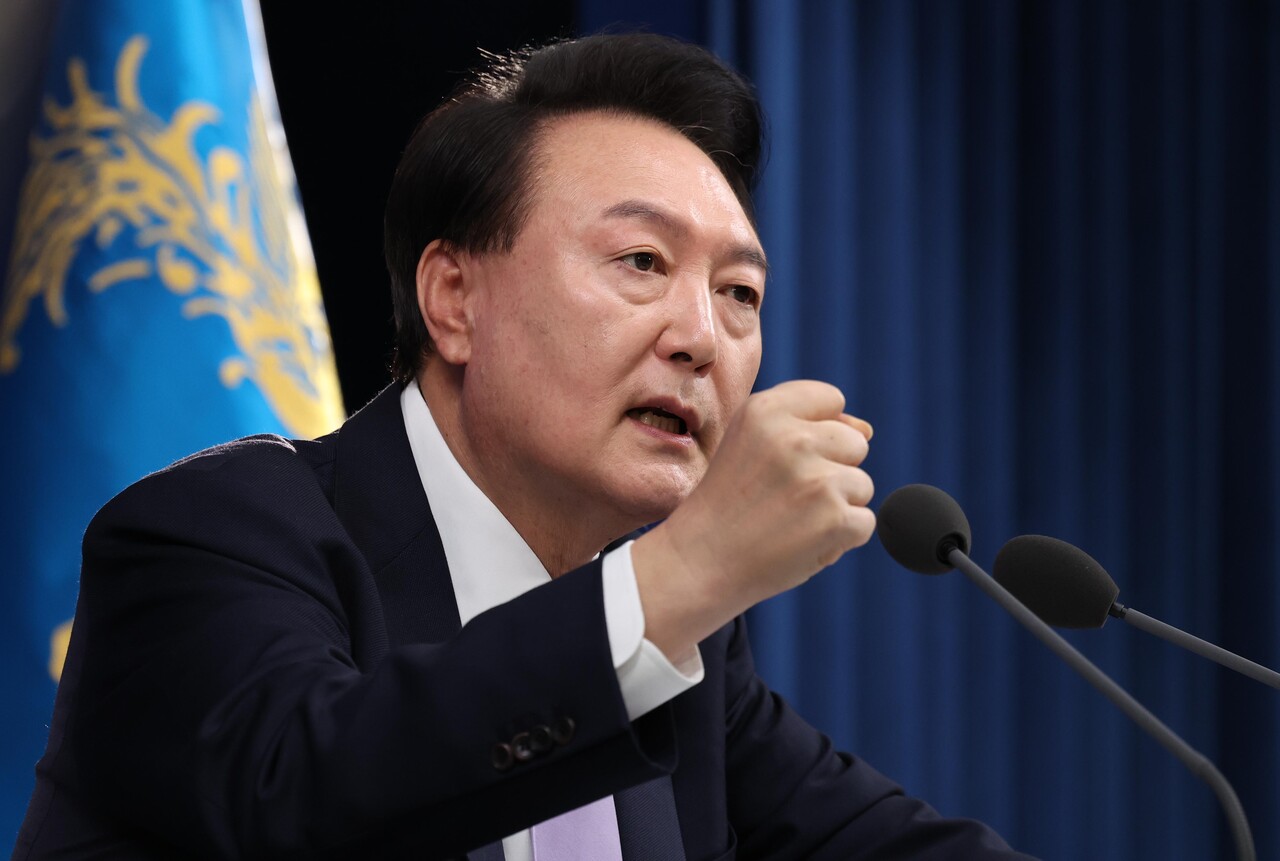 윤석열 대통령이 7일 오전 서울 용산 대통령실 청사 브리핑실에서 '대국민담화 및 기자회견'을 하고 있다. /뉴시스