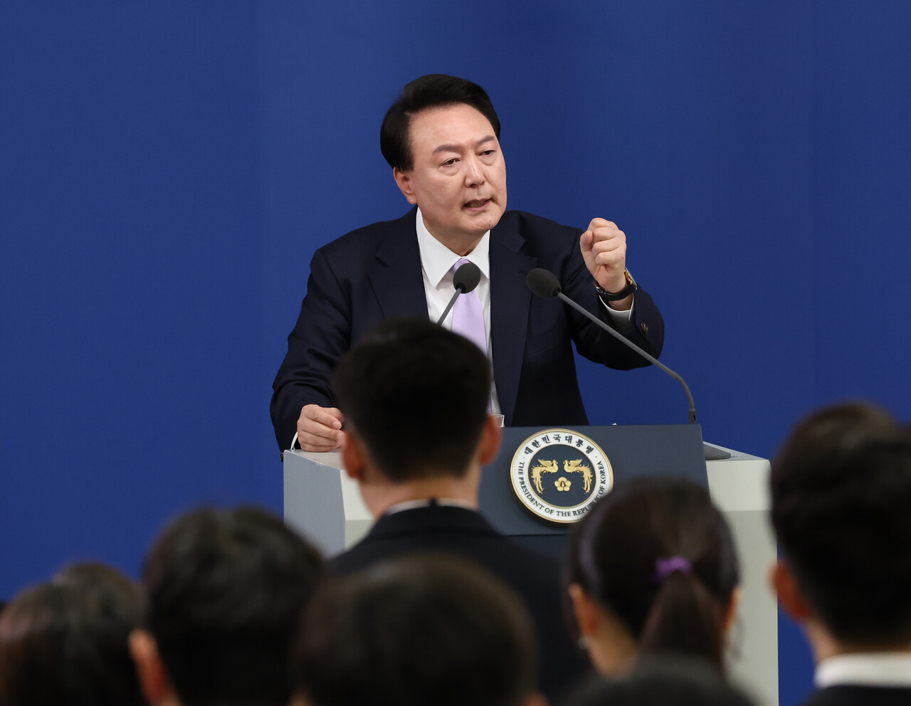 윤석열 대통령이 7일 서울 용산 대통령실 청사에서 개최한 대국민 담화 및 기자회견을 하며 기자의 질문에 답변하고 있다. 2024.11.07./뉴시스