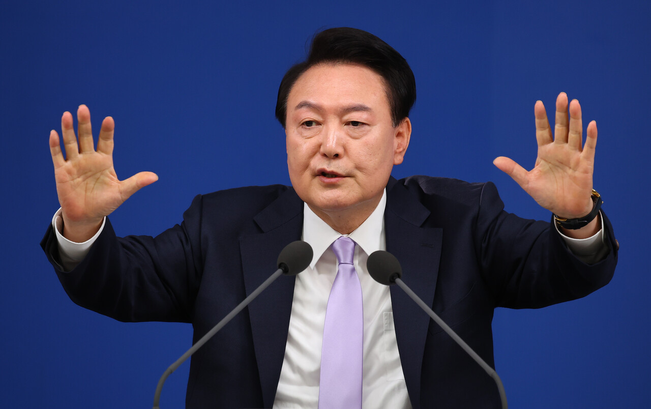 윤석열 대통령이 7일 서울 용산 대통령실 청사에서 열린 대국민담화 및 기자회견에서 기자들의 질문에 답하고 있다. 2024.11.07. /뉴시스