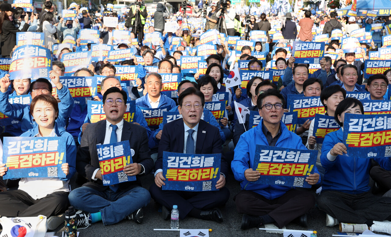 이재명 더불어민주당 대표 등 지도부들이 2일 서울역 인근에서 열린 '김건희·윤석열 국정농단 규탄 및 특검 촉구 국민행동의 날' 집회에 참석해 김건희 여사 특검 촉구 손피켓을 들고 있다/사진=뉴시스