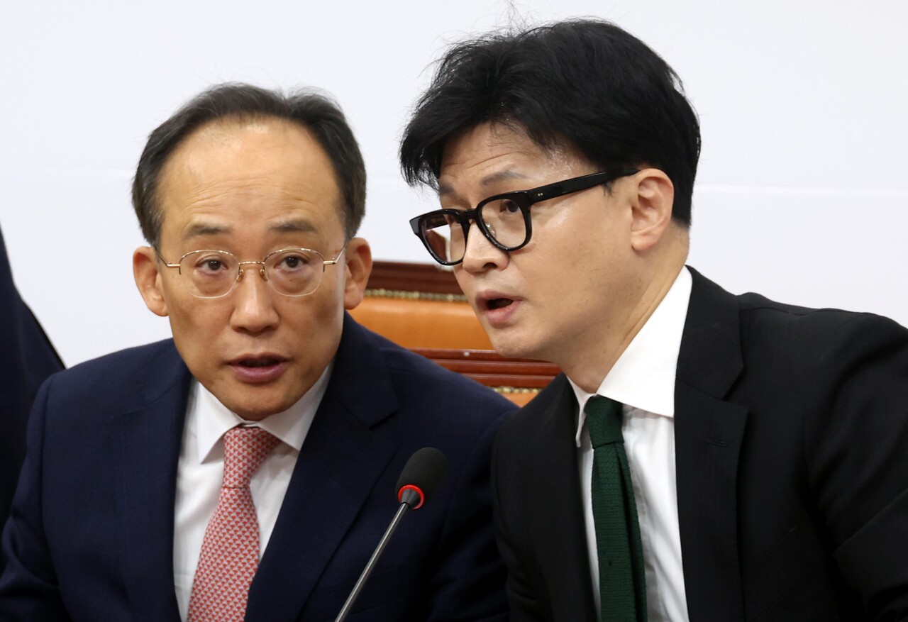  한동훈 국민의힘 대표와 추경호 원내대표가 11일 오전 서울 여의도 국회에서 열린 최고위원회의에서 대화를 하고 있다. .사진=뉴시스
