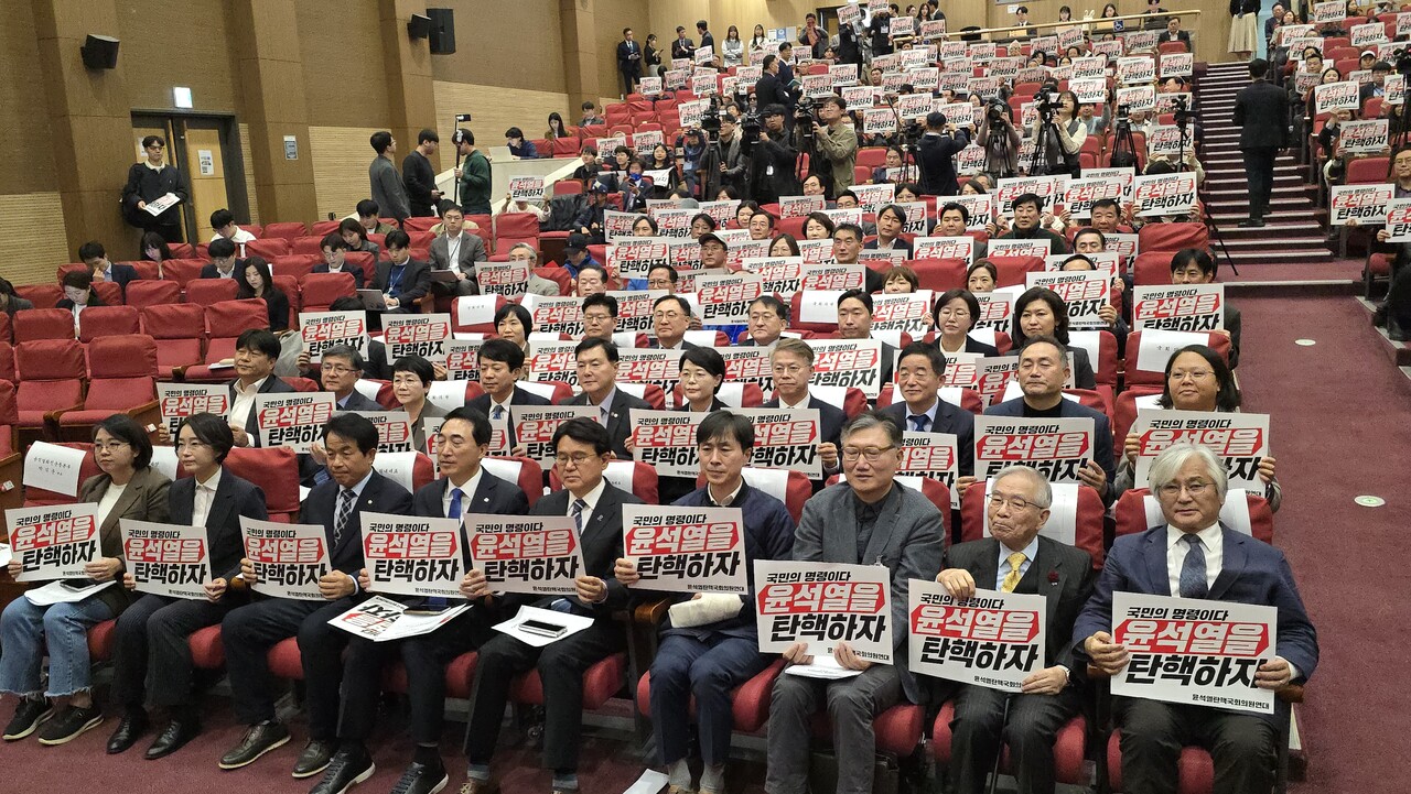 13일 국회 국회의원회관 대회의실서 더불어민주당과 조국혁신당, 진보당, 사회민주당, 기본소득당 등 야 5당 의원 40여명이 참여한 '윤석열 탄핵 국회의원 연대'가 공식 출범했다. 2024.11.13/사진=조은결 기자