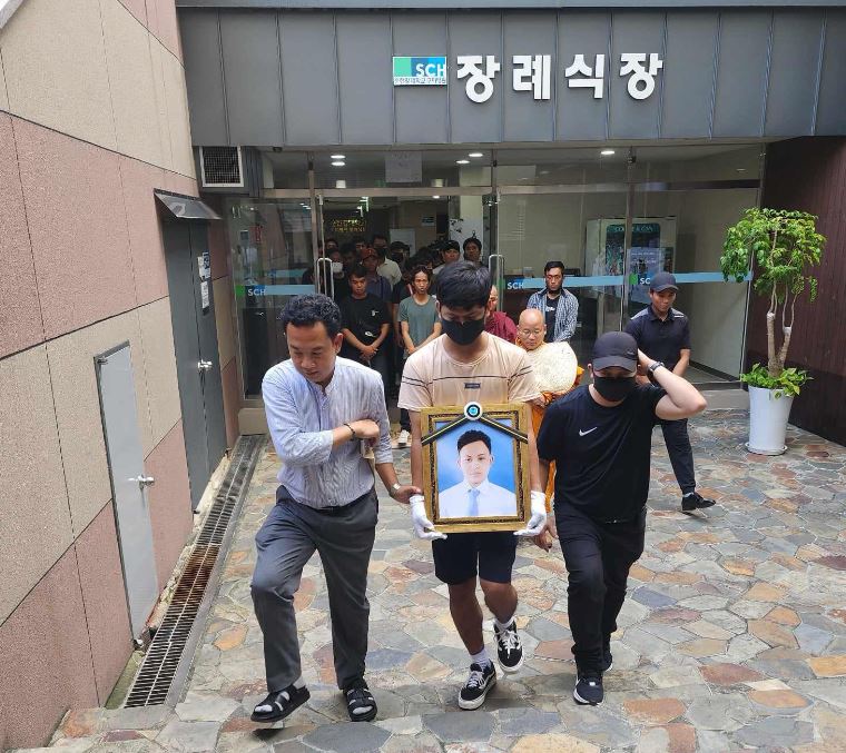 지난 9월 10일 구미의 한 대학병원에서 Son Daw Thanta Aung 남편 고예민 씨의 시신이 운구되고 있다. /출처=페이스북 https://www.facebook.com/zawmoeaungkorea