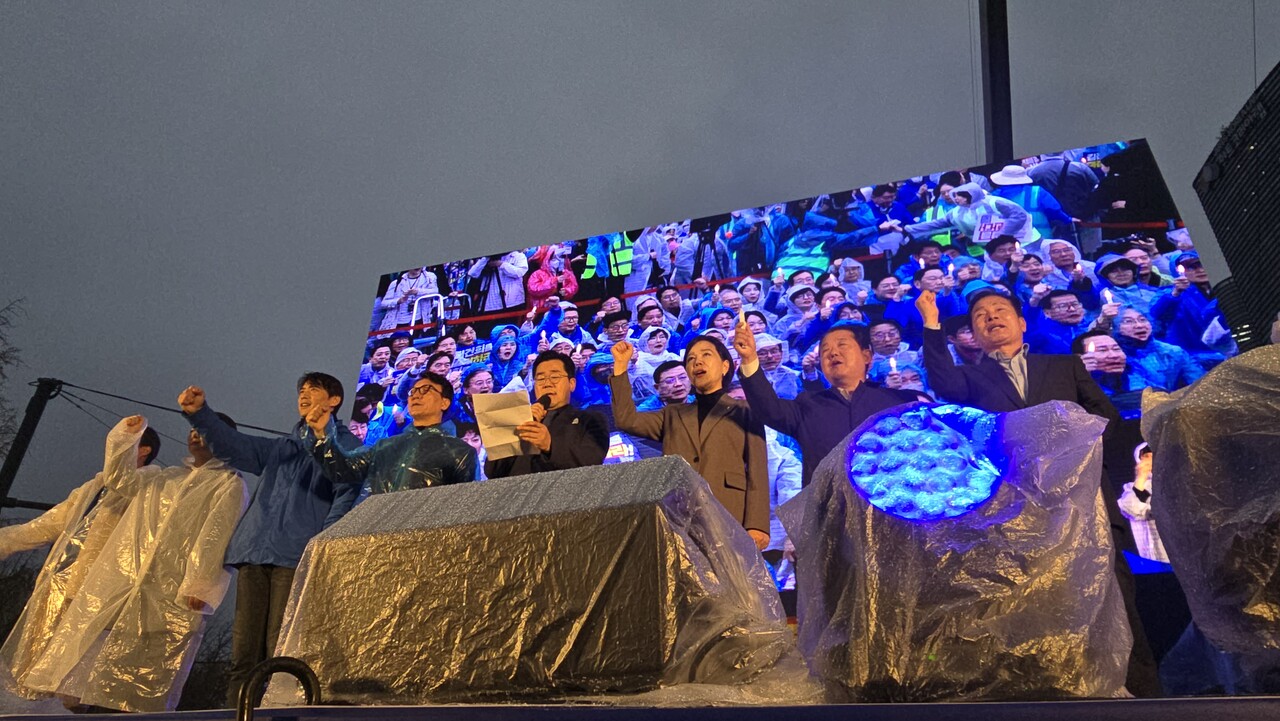  16일, 서울 종로구 광화문 일대서 더불어민주당의 '‘김건희 특검 수용, 국정농단 규명!' 윤석열을 거부한다 시민행진, 제 3차 국민 행동의 날' 장외집회가 열렸다. 2024.11.16/사진=조은결 기자