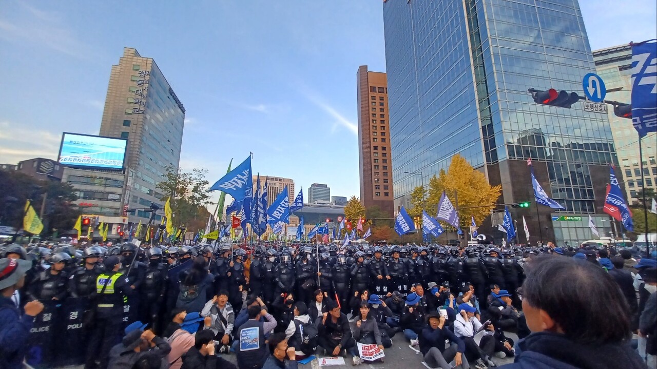 11월 9일 서울 도심 곳곳에서 윤석열 정권으로 인해 대한민국의 민주주의가 위기상황에 처했다며 국민들이 거리로 쏟아졌다. 민주노총 집회 속 경찰부대가 막아서  대오를 갈랐다. 2024.11.09/사진=이로운넷