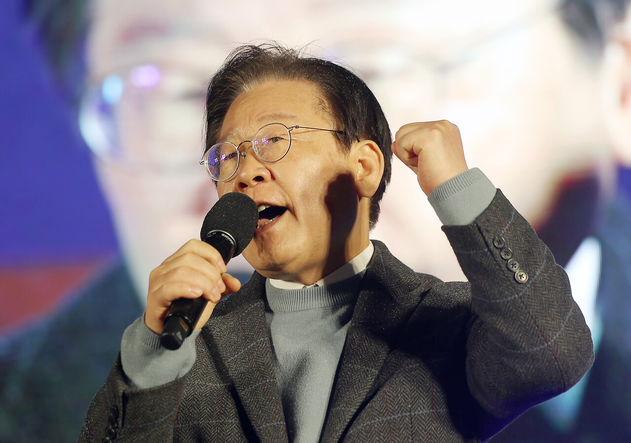  이재명 더불어민주당 대표가 16일 서울 종로구 광화문 앞에서 열린 ’김건희 윤석열 국정농단 규탄·특검 촉구 제3차 국민행동의 날‘ 집회에서 발언하고 있다. /사진=뉴시스