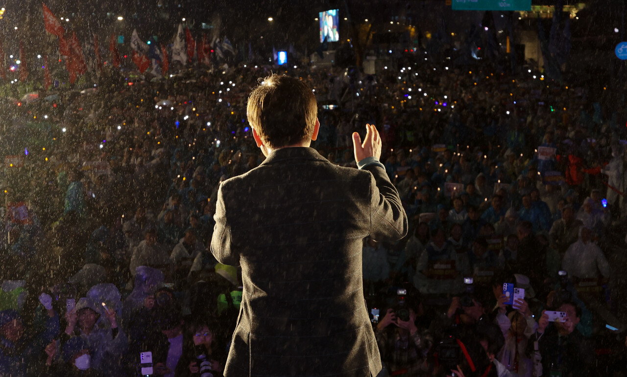 이재명 더불어민주당 대표가 16일 서울 종로구 광화문 앞에서 열린 ’김건희 윤석열 국정농단 규탄·특검 촉구 제3차 국민행동의 날‘ 집회에서 발언하고 있다./사진=뉴시스