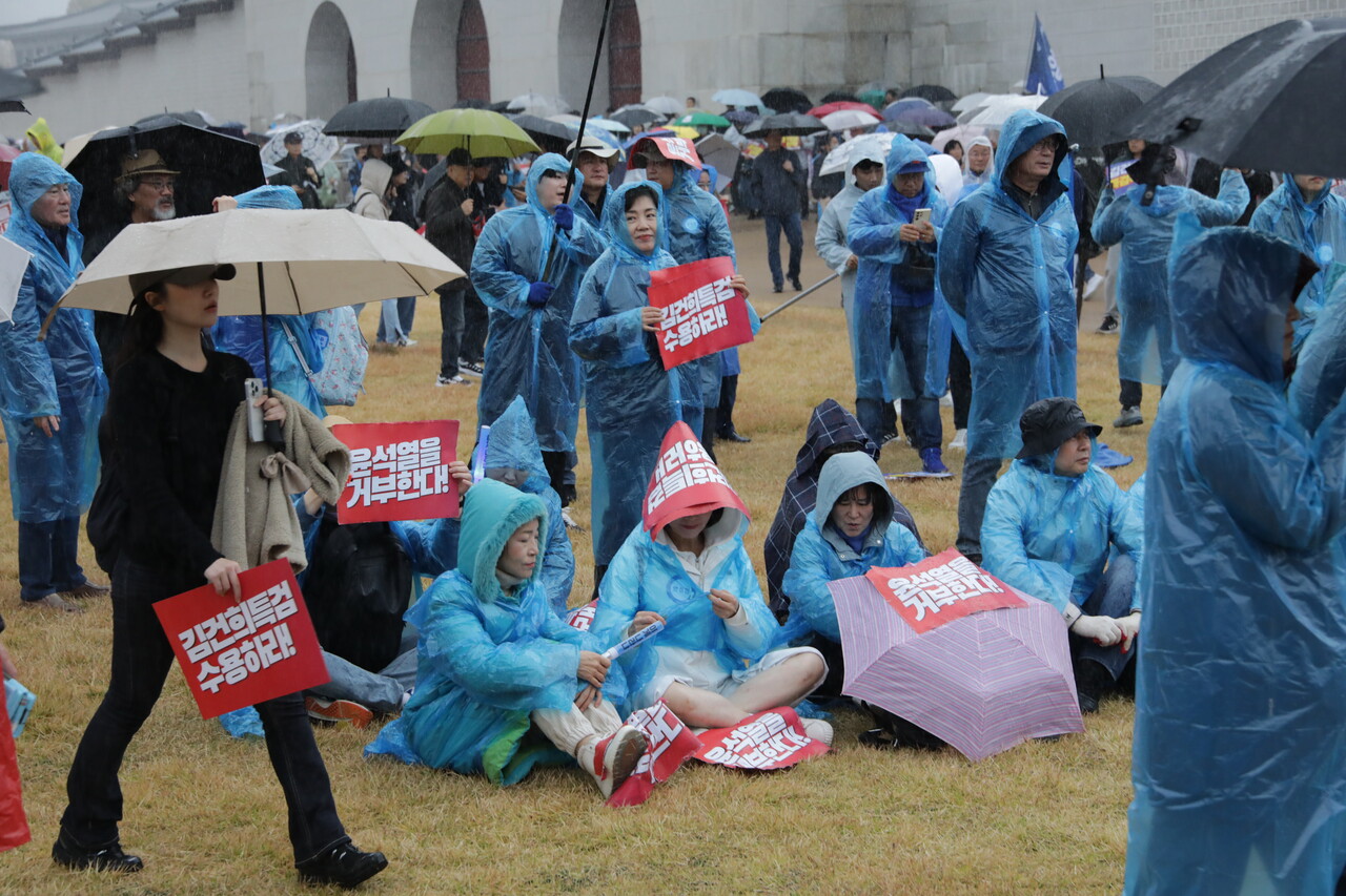 16일 서울 종로구 광화문 일대서  '김건희 윤석열 국정농단 규탄·특검 촉구 제3차 국민행동의 날' 장외집회가 열렸다. 2024.11.16/사진=조은결 기자