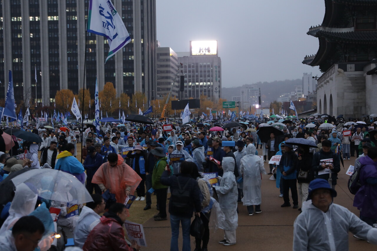 16일 서울 종로구 광화문 일대서  '김건희 윤석열 국정농단 규탄·특검 촉구 제3차 국민행동의 날' 장외집회가 열렸다. 2024.11.16/사진=조은결 기자