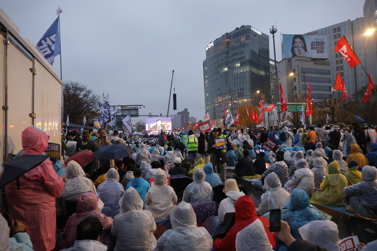 16일 서울 종로구 광화문 일대서  '김건희 윤석열 국정농단 규탄·특검 촉구 제3차 국민행동의 날' 장외집회가 열렸다. 2024.11.16/사진=조은결 기자