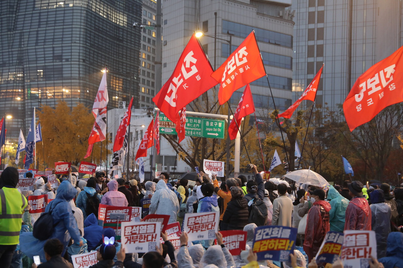 16일 서울 종로구 광화문 일대서  '김건희 윤석열 국정농단 규탄·특검 촉구 제3차 국민행동의 날' 장외집회가 열렸다. 집회로 들어오는 진보당.  2024.11.16/사진=조은결 기자