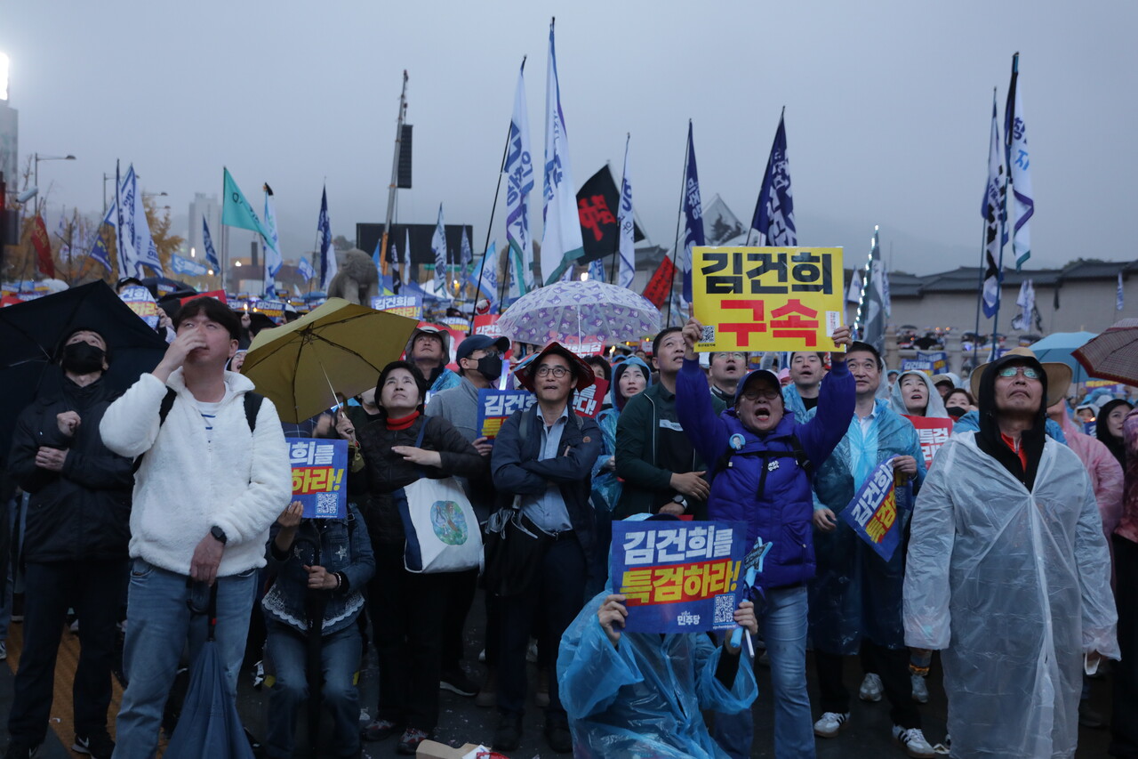 16일 서울 종로구 광화문 일대서  '김건희 윤석열 국정농단 규탄·특검 촉구 제3차 국민행동의 날' 장외집회가 열렸다. 2024.11.16/사진=조은결 기자