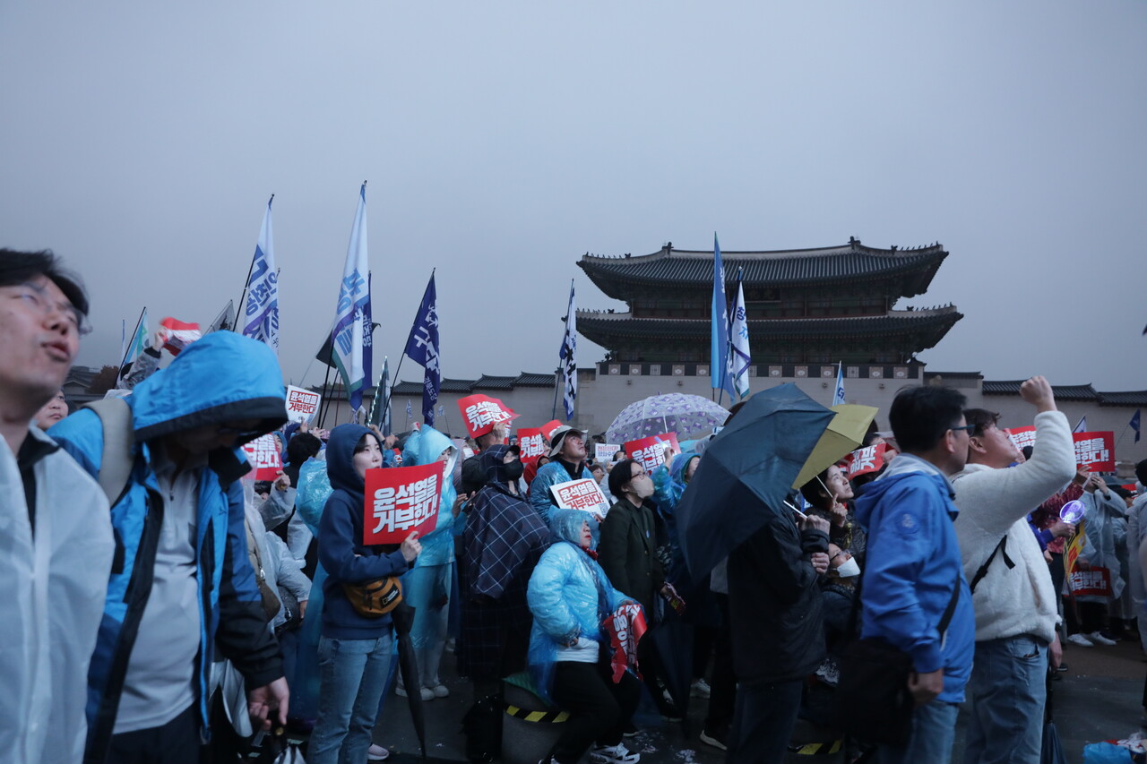 16일 서울 종로구 광화문 일대서  '김건희 윤석열 국정농단 규탄·특검 촉구 제3차 국민행동의 날' 장외집회가 열렸다. 2024.11.16/사진=조은결 기자