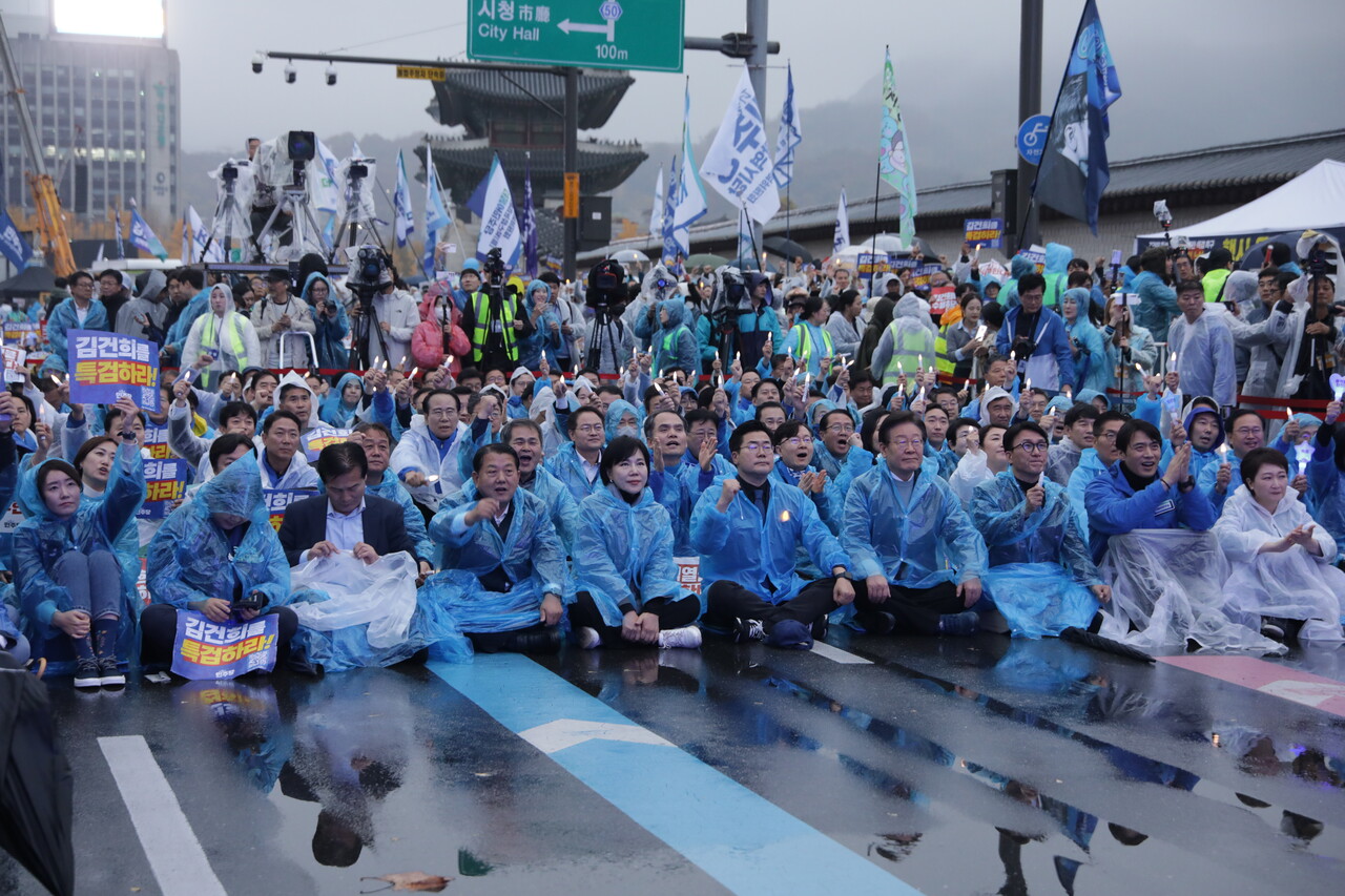16일 서울 종로구 광화문 일대서  '김건희 윤석열 국정농단 규탄·특검 촉구 제3차 국민행동의 날' 장외집회가 열렸다. 2024.11.16/사진=조은결 기자