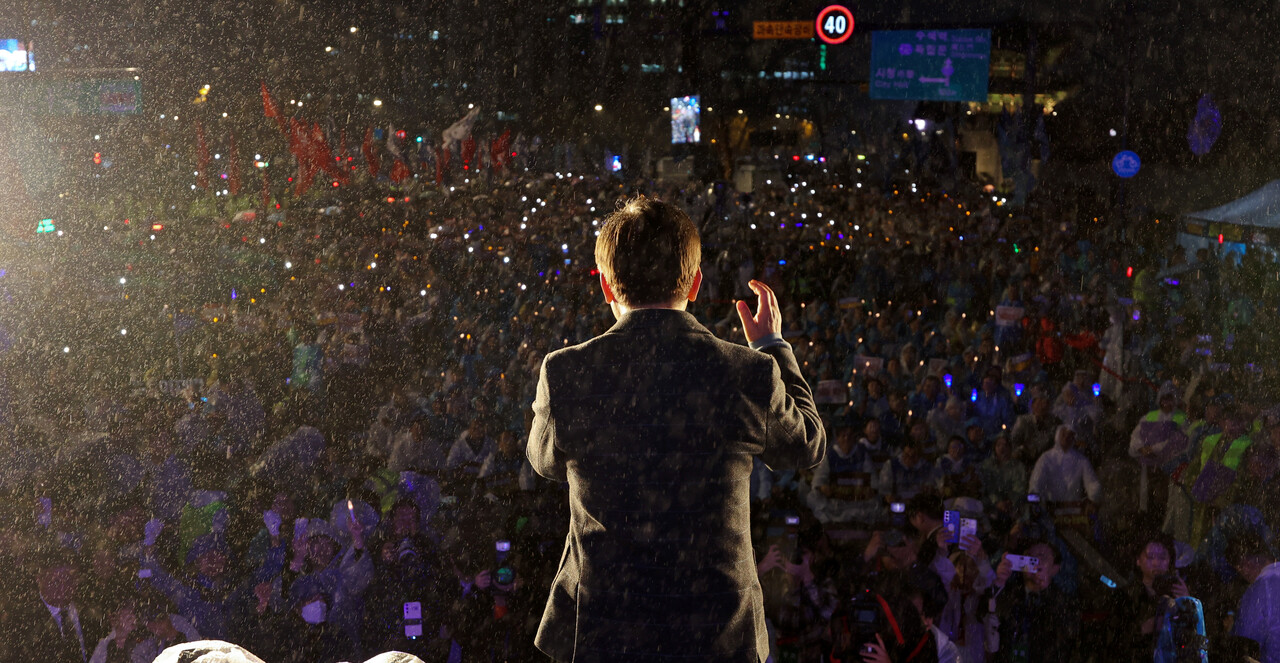 이재명 더불어민주당 대표가 16일 서울 종로구 광화문 앞에서 열린 ’김건희 윤석열 국정농단 규탄·특검 촉구 제3차 국민행동의 날‘ 집회에서 발언하고 있다.(공동취재) 2024.11.16./뉴시스