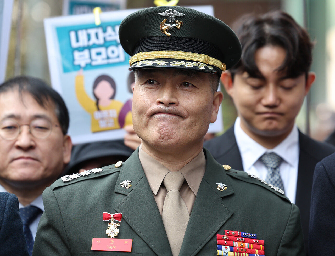 채 상병 순직 사건을 수사하다가 보직 해임된 박정훈 대령(전 해병대 수사단장)이 21일 서울 용산구 중앙지역군사법원에서 열리는 항명과 상관 명예훼손 혐의에 관한 결심 공판에 출석하기 앞서 기자회견을 하고 있다. 2024.11.21./뉴시스