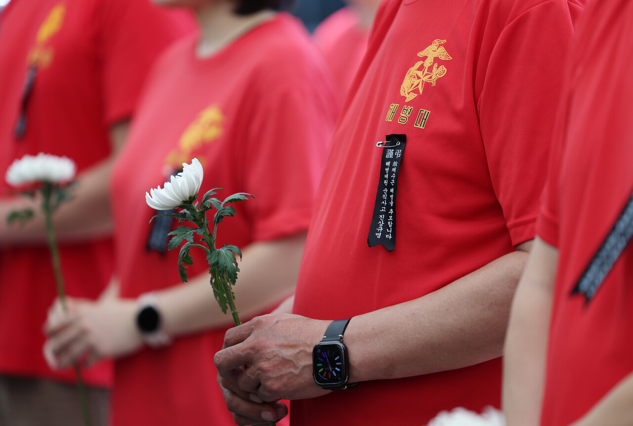 서울 중구 청계광장에 마련된 '채상병 1주기 분향소'에서 해병대예비역연대 회원들이 헌화하고 있다./사진=뉴시스