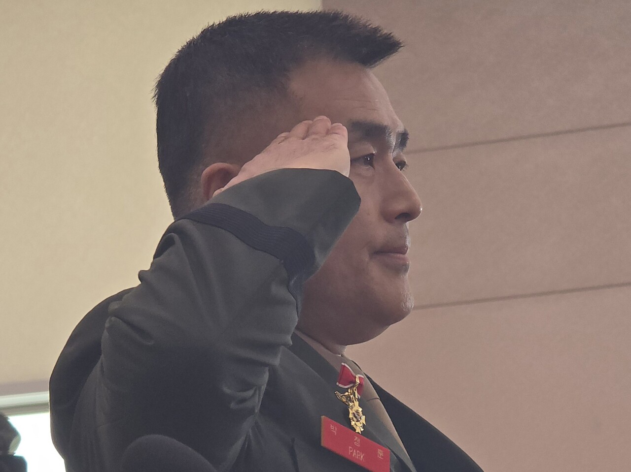 19일 국회 법제사법위원회(법사위)는 윤석열 대통령 탄핵 청문회를 개최했다.  경례하는 박정훈  수사단장 2024.07.19 사진=조​은결 기자