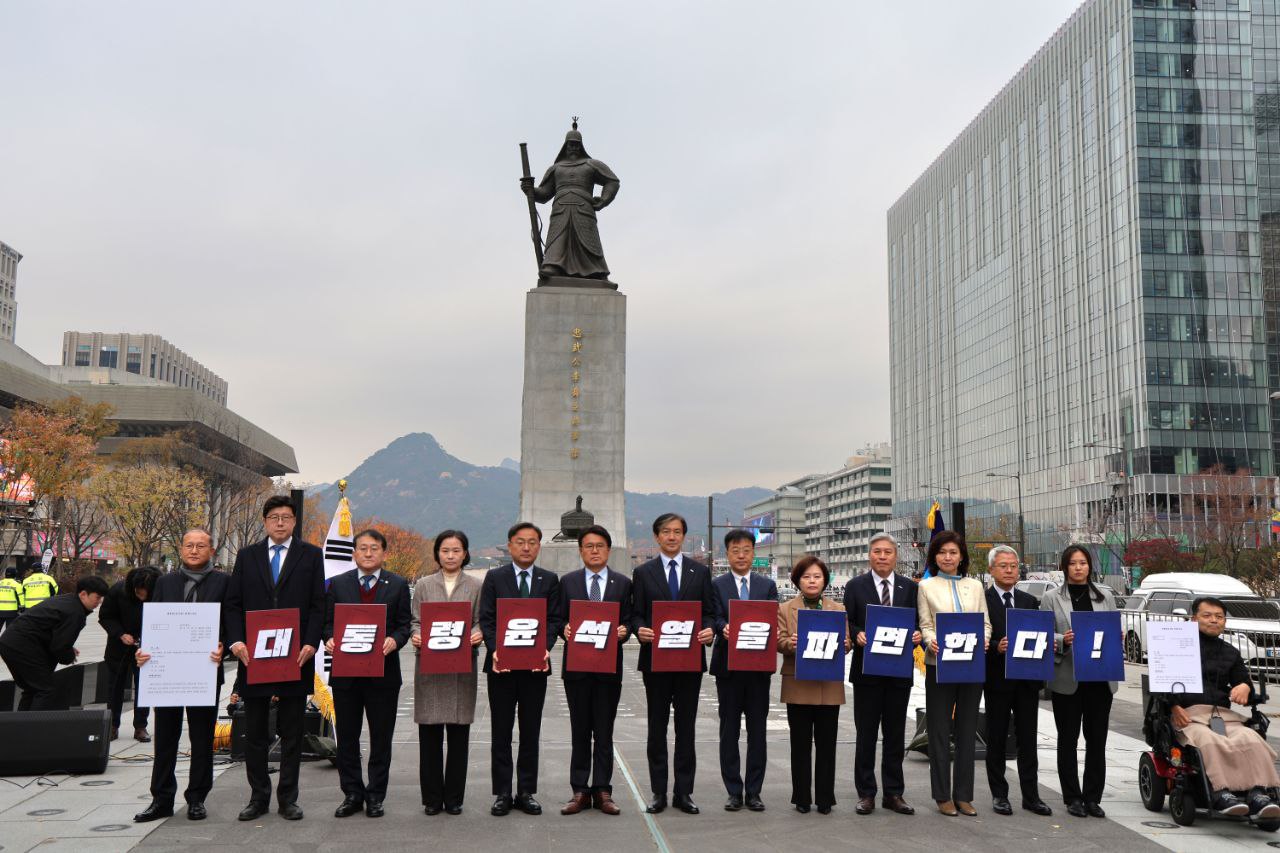 조국혁신당이 20일 서울 광화문 광장에서 윤석열 대통령에 대한 탄핵소추안 초안을 공개했다./사진제공=조국혁신당