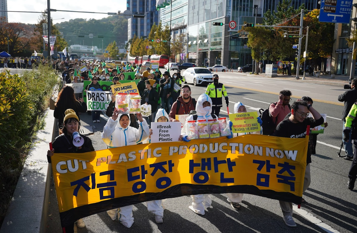 23일, 전 세계 시민 1,000여 명과 16개 환경단체로 구성된 ‘플뿌리연대’가 벡스코를 중심으로 ‘강력한 국제 플라스틱 협약을 위한 1123 시민행진’을 하고 있다. /사진제공=플뿌리연대