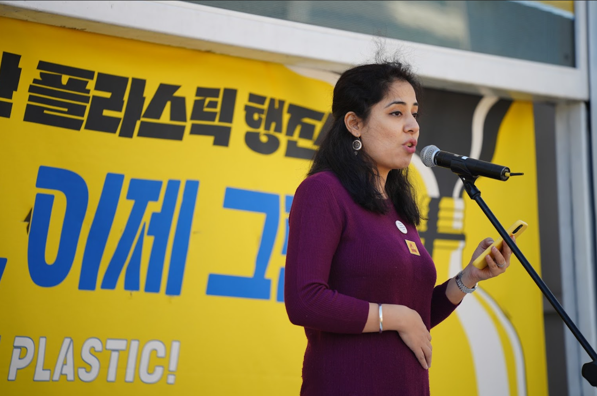 23일 부산 올림픽공원에서 16개 환경단체가 모인 '플라스틱 문제를 뿌리뽑는 연대'와 시민이 강력한 플라스틱 협약 지지를 촉구하며 대규모 행진에 나선 가운데, 행진 전 진행된 사전 발언에서 아르피타 바갓 세계소각대안연맹(GAIA) 아태 사무국 플라스틱 정책사무관이 사전 발언을 하고 있다. 사진=플뿌리연대