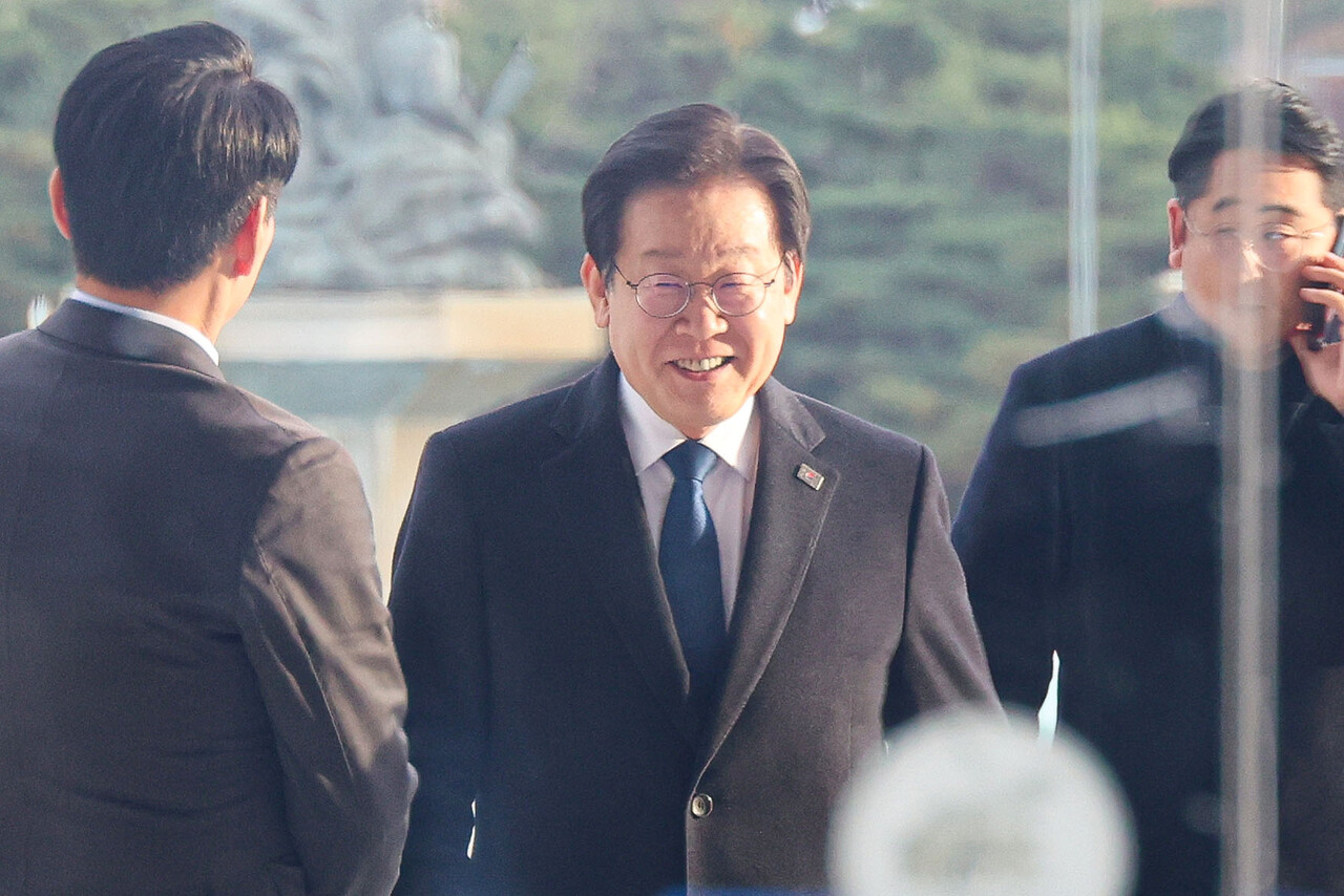 위증교사 혐의 재판 1심 선고에서 무죄 판결을 받은 이재명 더불어민주당 대표가 25일 오후 서울 여의도 국회로 복귀하며 미소짓고 있다./사진=뉴시스