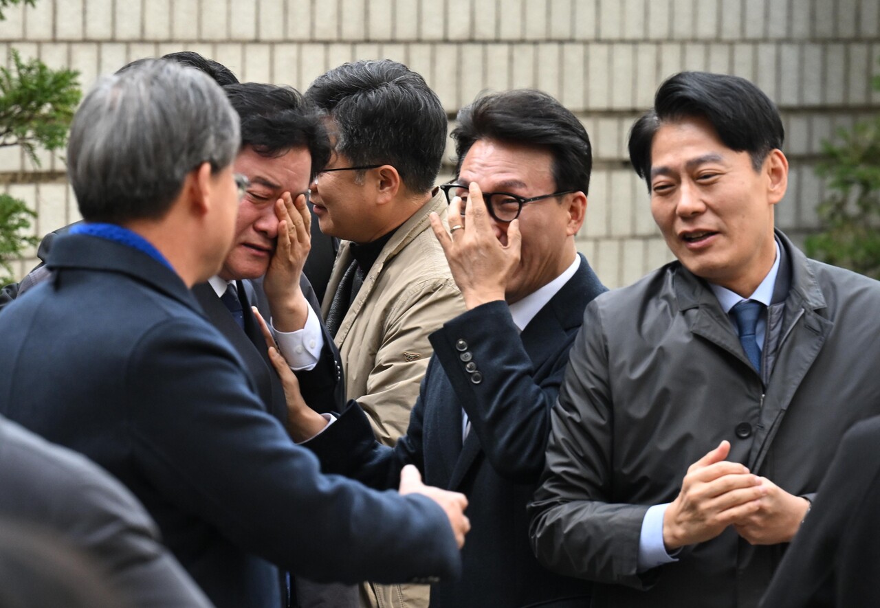 이재명 더불어민주당 대표가 위증교사 혐의 무죄 선고를 받은 25일 서울 서초동 서울중앙지방법원에서 더불어민주당 의원들이 눈물을 흘리며 자축하고 있다./사진=뉴시스