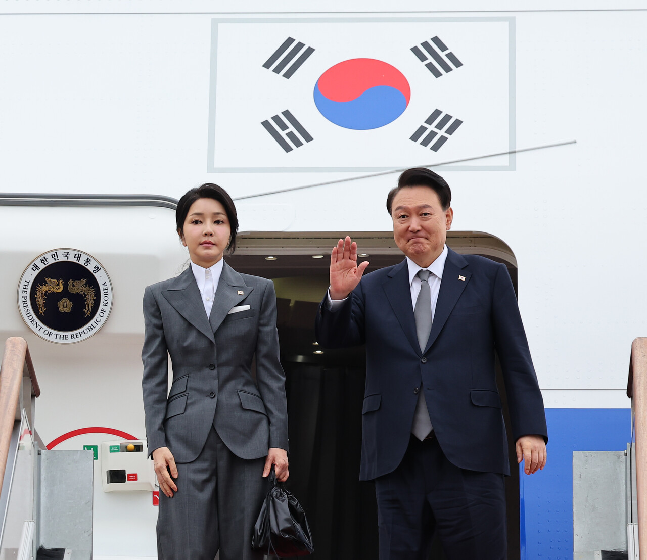 필리핀·싱가포르 국빈방문 및 한-아세안회의 참석을 위해 순방에 나서는 윤석열 대통령과 부인 김건희 여사가 6일 성남 서울공항에서 공군 1호기에 탑승하며 인사하고 있다. /사진=뉴시스