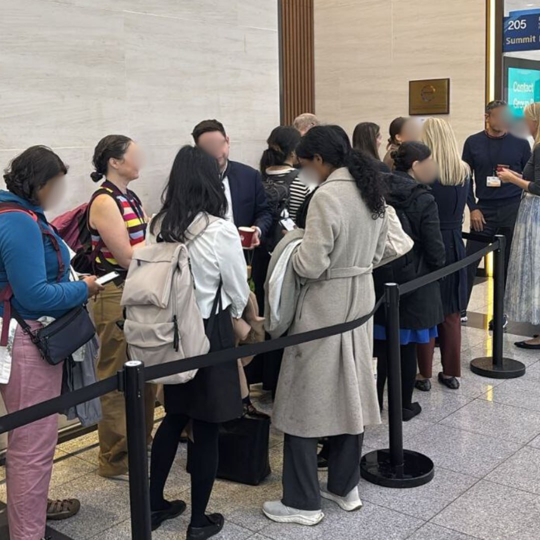 INC-5에 참여하는 옵저버(시민사회)가 회의장에 들어가지 못해 자리가 나길 줄을 서서 기다리고 있다.  /사진제공=플푸리연대