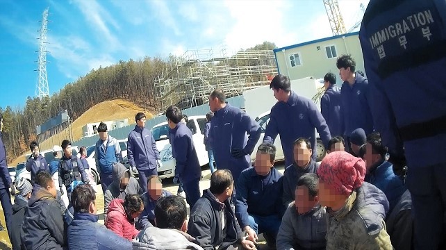 불법체류자 단속 현장 사진 (출처 = 산업일보 2018. 11. 16. 뉴스기사)