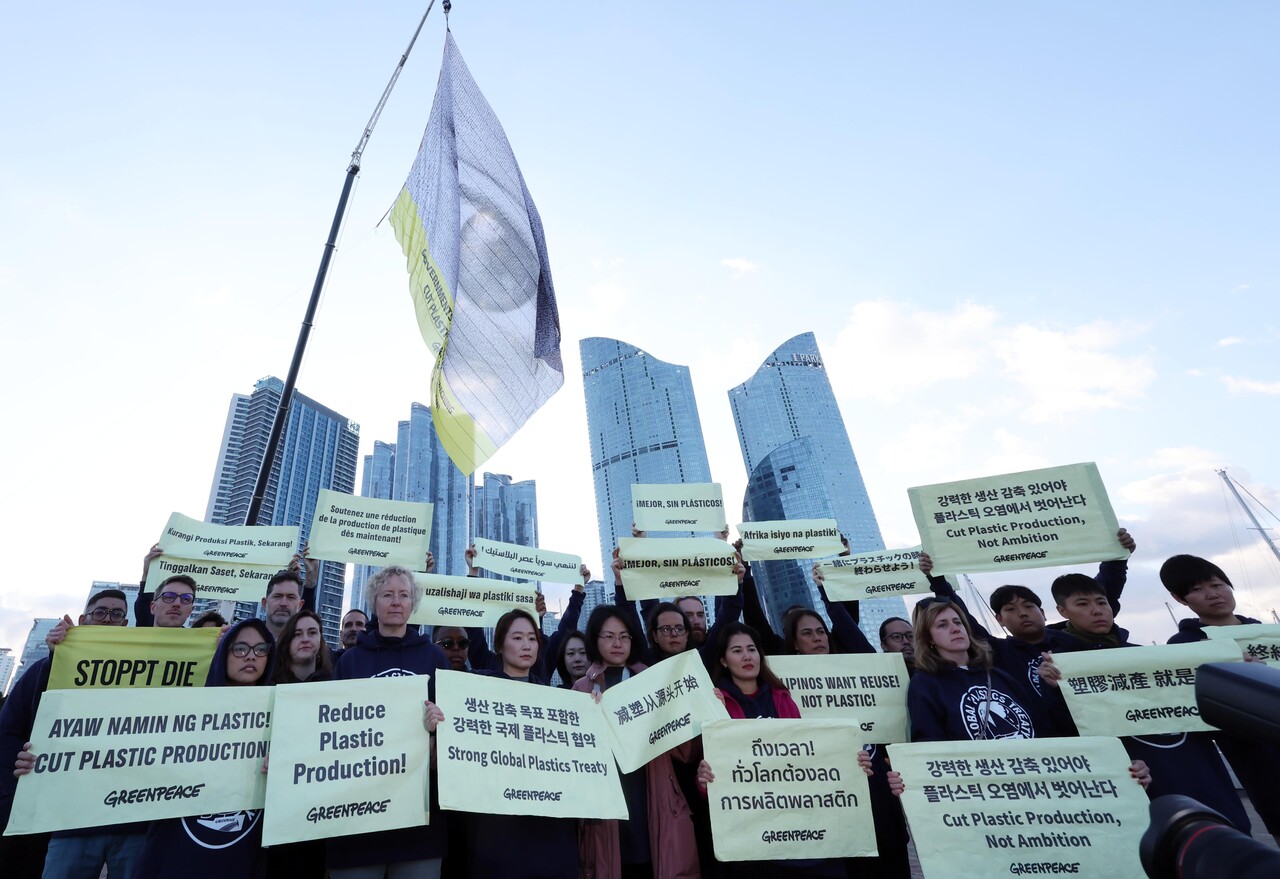 INC-5 회의를 통한 강력한 플라스틱 협약 촉구, '#WeAreWatching'(전 세계 시민이 지켜보고 있다)는 강렬한 메시지를 나타낸 이번 작품은 스위스 예술가 댄 아처와 그린피스가 협업한 것으로, 전 세계 시민 6472명이 제공한 얼굴 사진을 사용해 제작했다 / 사진=뉴시스