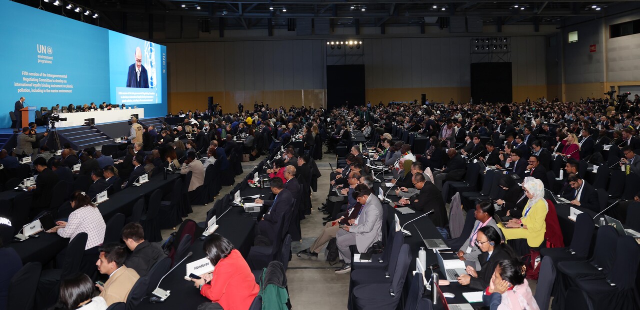 유엔 플라스틱 협약 제5차 정부간협상위원회(INC-5) 회의 개막식이 열린 25일 부산 해운대구 벡스코 제1전시장에서 각 나라별 참가자들이 행사진행을 지켜보고 있다. / 사진=뉴시스