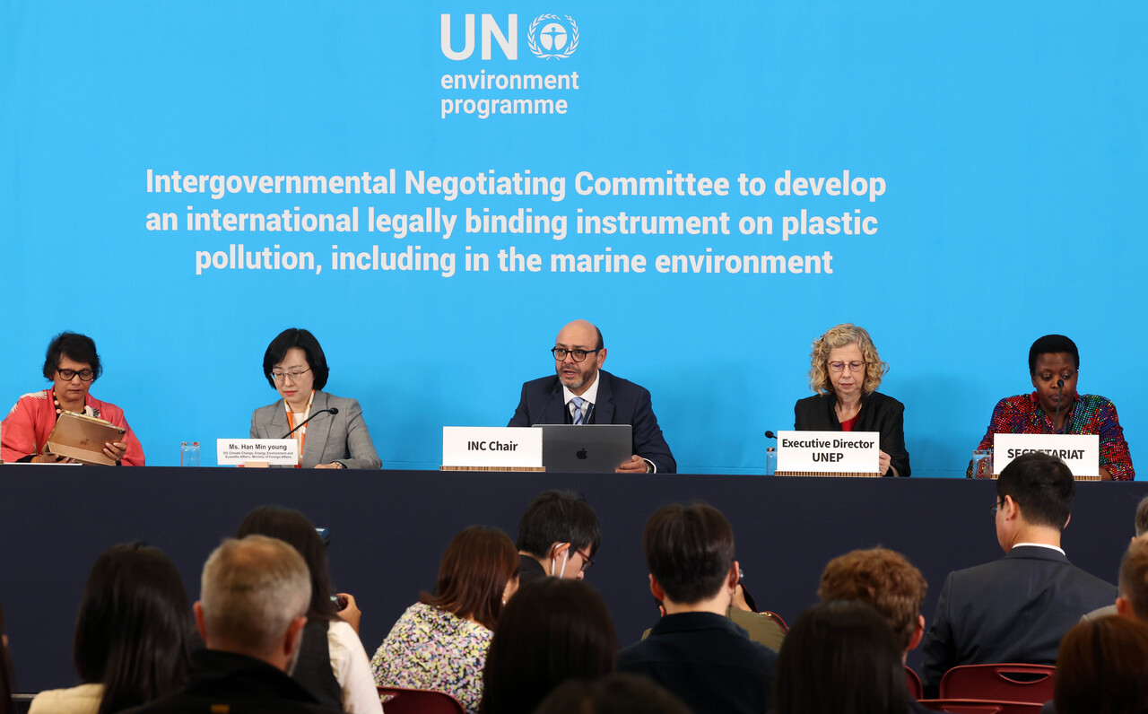 유엔 플라스틱 협약 제5차 정부간협상위원회(INC-5) 회의가 개막한 25일 부산 해운대구 벡스코 제1전시장 회의실에서 루이스 바야스 발비디에소(가운데) 의장 등이 기자회견을 하고 있다. / 사진=뉴시스