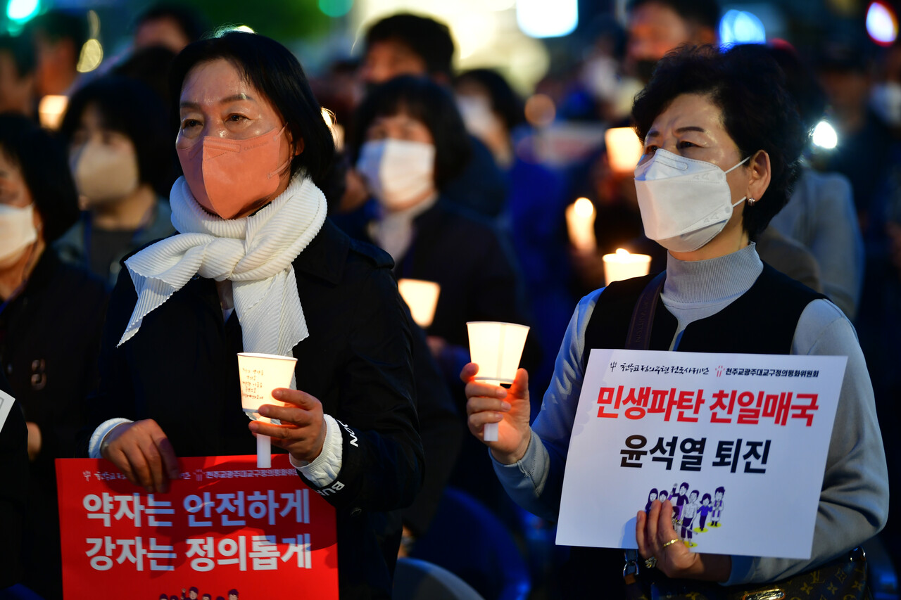 광주 동구 5·18민주광장에서 열린 천주교정의구현전국사제단과 광주대교구 정의평화위원회의 '친일매국 검찰독재 윤석열 퇴진 주권회복을 위한 월요 시국기도회' 도중 신도들이 손팻말과 촛불을 들고 있다. 2023.05.01./자료사진=뉴시스