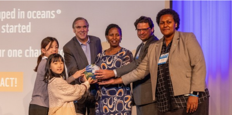 WWF는 11월 24일 부산 웨스틴 조선 호텔에서 강력한 플라스틱 협약 체결을 촉구하며 전 세계 300만 명의 서명을 협상단에 전달했다. 사진은 왼쪽부터 서명을 전달한 아기기후소송 소속 한제아, 김한나 어린이 활동가, 협상단의 제프 머클리 미국 상원의원, 줄리엣 카베라 르완다 환경관리청 국장, 아달베르토 말루프 브라질 도시환경 및 환경 품질 담당 국가 비서관, 세니밀리 N. 발레이카카우 피지 환경 및 기후변화 국장 / 사진=WWF 홈페이지 갈무리