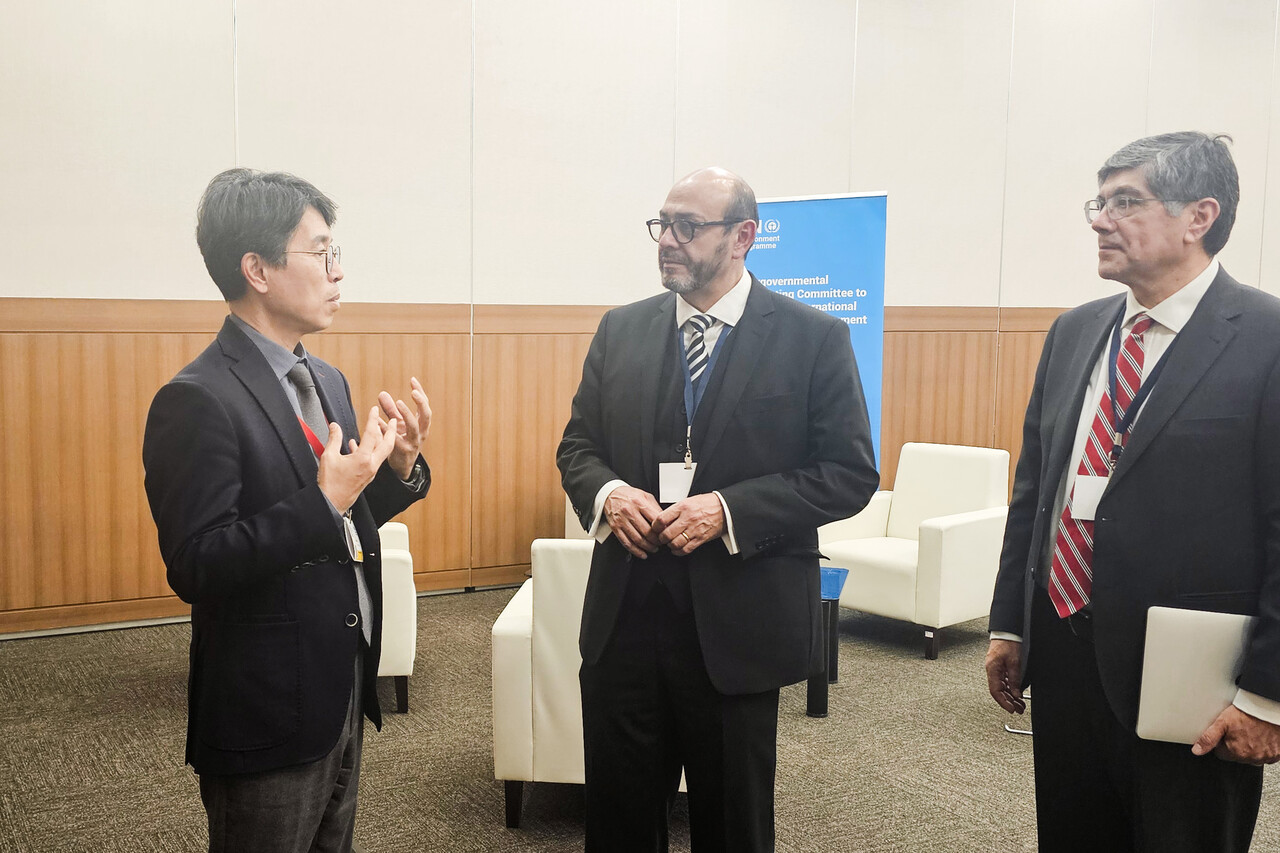 김완섭(왼쪽) 환경부 장관이 1일 부산 벡스코에서 루이스 바야스 발디비에소(Luis Vayas Valdivieso) 플라스틱 오염 국제협약 정부간협상위원회 의장을 만나 협약 성안을 위해 힘들더라도 마지막으로 속도를 붙일 시점이라며 협약 성안을 위해 함께 노력해 줄 것을 요청하고 있다. / 사진=환경부