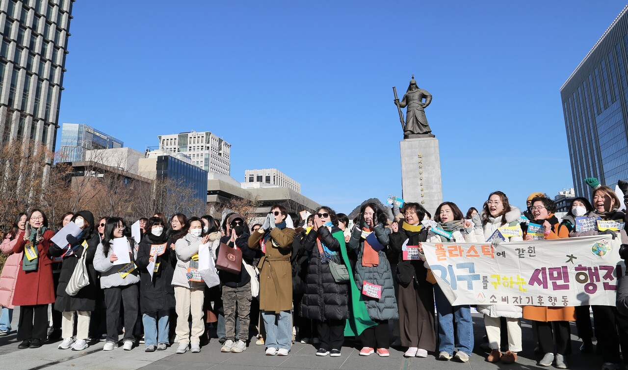 12월 3일 광화문 이순신 동상앞에서 에서 울린 100만 시민의 외침 / 2024. 12. 3. 이수진 에디터