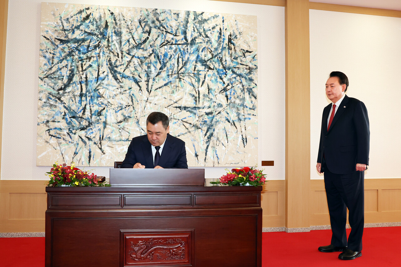 윤석열 대통령이 3일 서울 용산 대통령실에서 공식방한한 사디르 자파로프 키르기스스탄 대통령의 방명록 작성을 바라보고 있다. (사진=대통령실 제공)