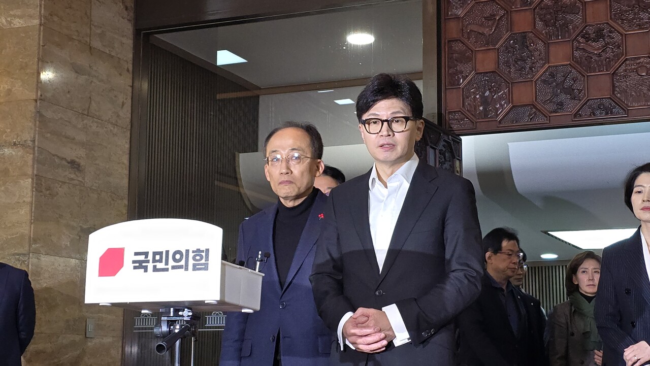 국힘 의총 끝나고 난 뒤 브리핑에서 한동훈 대표가 尹 대통령 탈당 요구엔 여러 의견이 있어서 더 들을 것이라고 했다. 24.12.04./조은결 기자