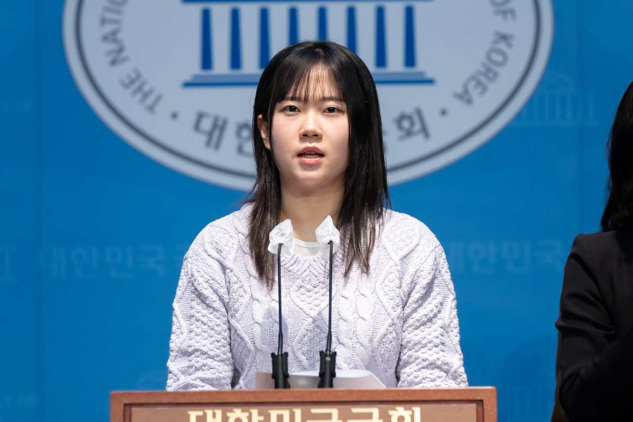 국회의사당 소통관 기자회견장에서 기본소득당, 더불어민주당, 사회민주당, 진보당의 대학생들이 공동성명을 발표하고 있다./사진제공=기본소득당