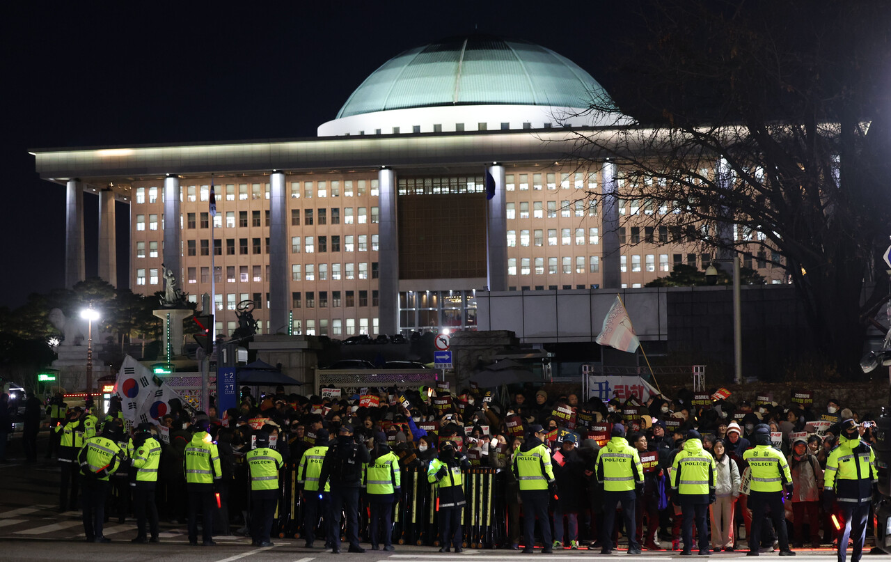 12월 6일 서울 여의도 국회의사당 앞에서 열린 촛불집회에 참가한 시민들이 윤석열 대통령 퇴진을 촉구하고 있다. / 사진=뉴시스