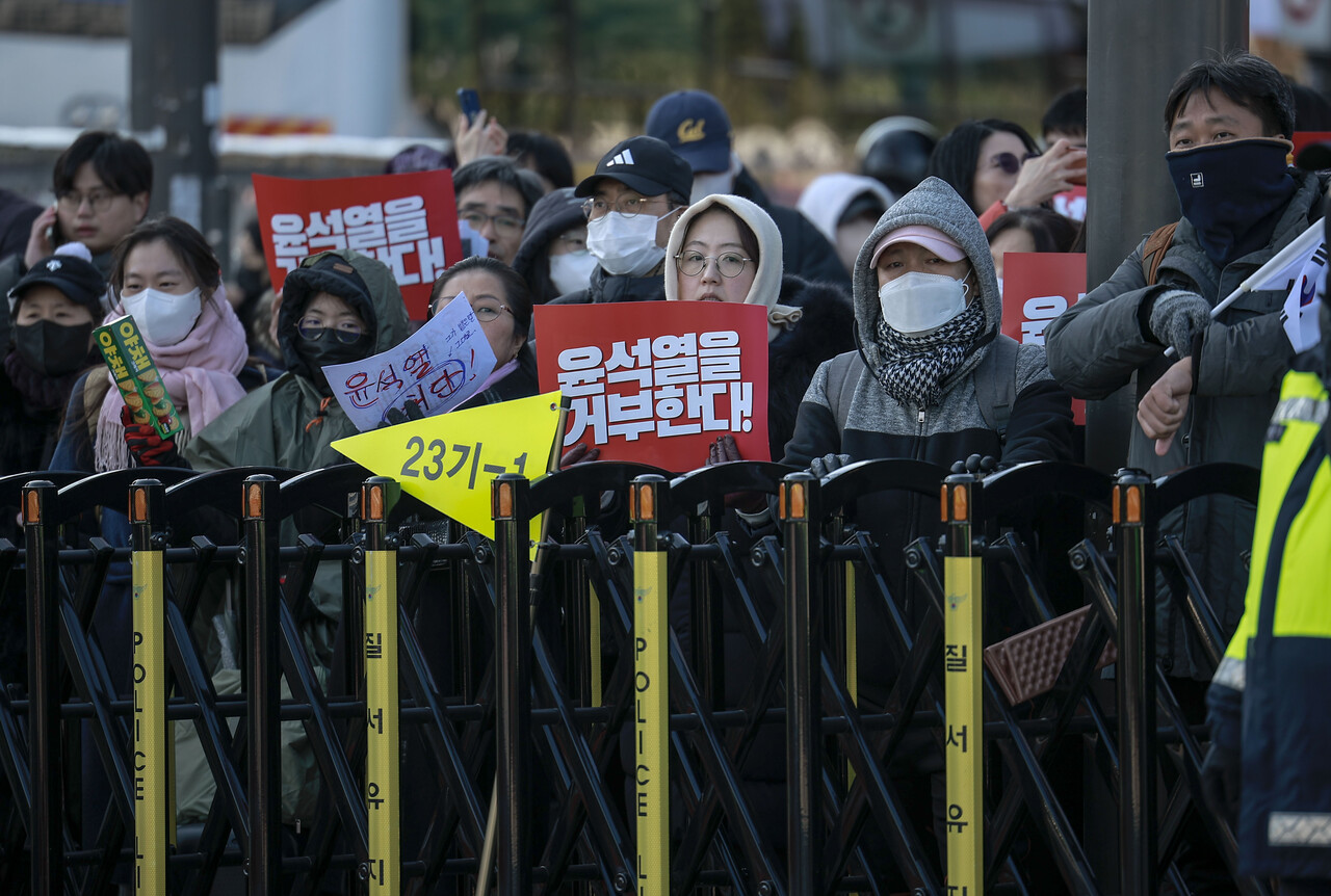 7일 서울 영등포구 국회 앞에서 시민들이 피켓을 들고 구호를 외치고 있다. 2024.12.07./뉴시스