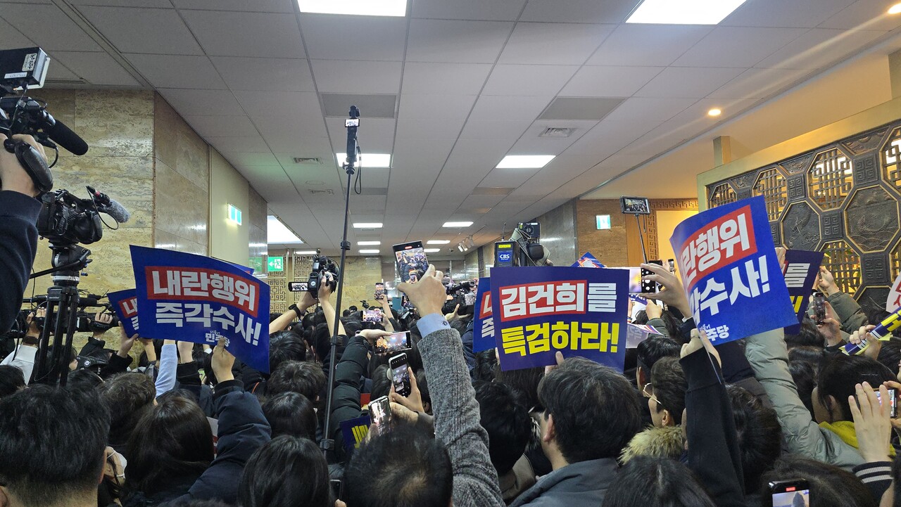7일 윤석열 대통령 탄핵소추안 표결과 김건희특검법 재표결이 진행되는 국회 본청에서 국민의힘 의원들이 김건희특검법 표결 후 회의장을 나오자 야당 보좌진들이 들어가서 투표하라며 이들을 막아서고 있다 2024.12.07.조은결 기자 