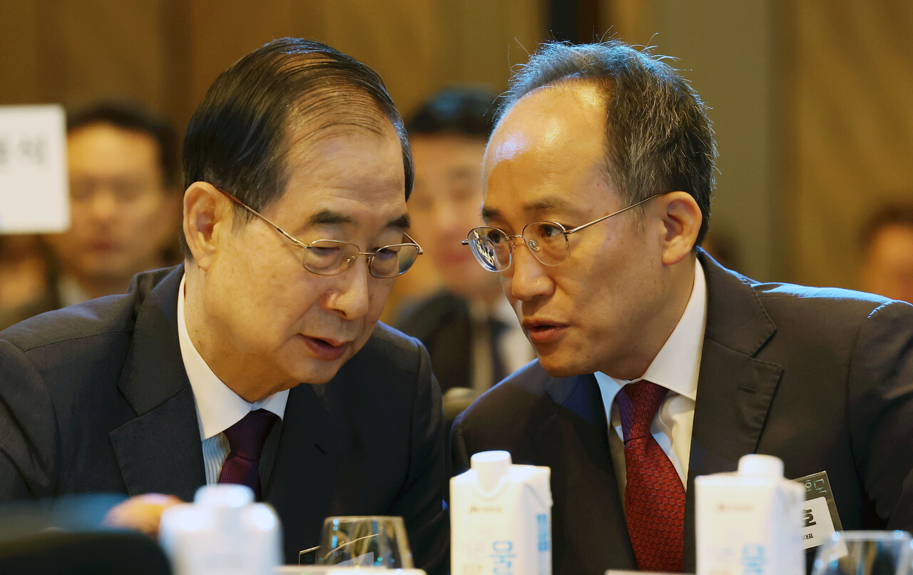 한덕수(왼쪽) 국무총리와 추경호 국민의힘 원내대표가 24일 서울 종로구 광화문 포시즌스호텔에서 열린 뉴시스 창사 23주년 기념 '2024 뉴시스 포럼 10년 후 한국'에서 대화하고 있다. 2024.10.24. /사진=뉴시스