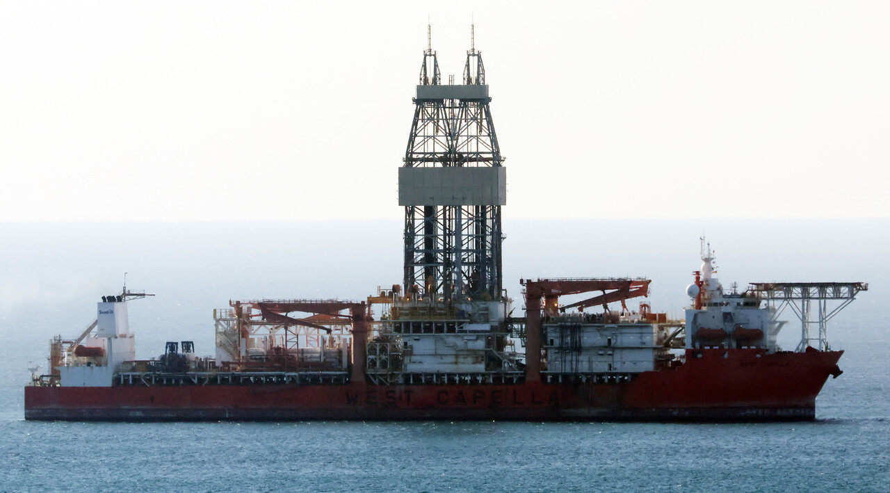 '대왕고래'로 명명된 동해 심해 가스전 개발 프로젝트와 관련, 첫 시추를 진행할 노르웨이 업체 시드릴사 소속 드릴십인 '웨스트 카펠라호'가 9일 오전 부산 영도구 외항에 정박하고 있다./뉴시스