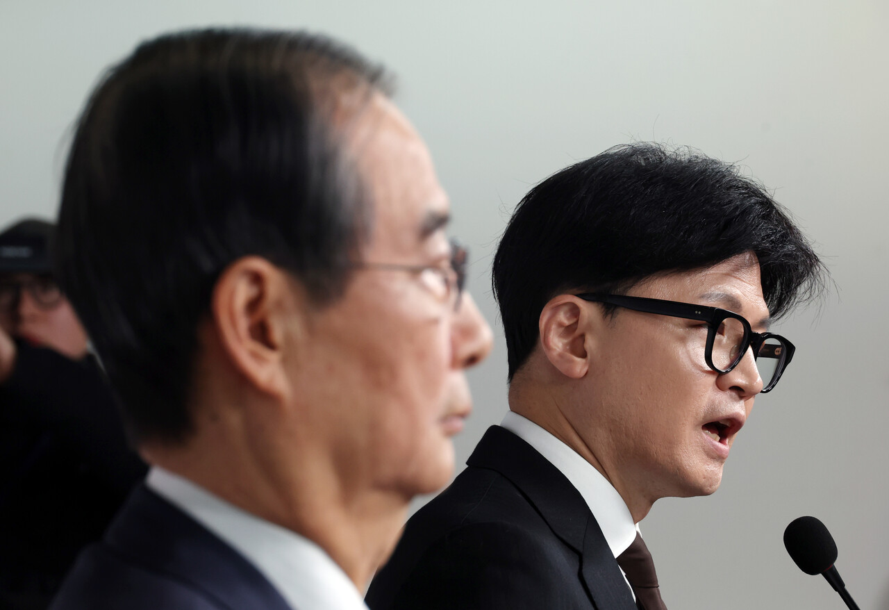 한동훈 국민의힘 대표와 한덕수 국무총리가 8일 서울 여의도 국민의힘 당사에서 대국민 공동 담화를 하고 있다. 2024.12.08./뉴시스