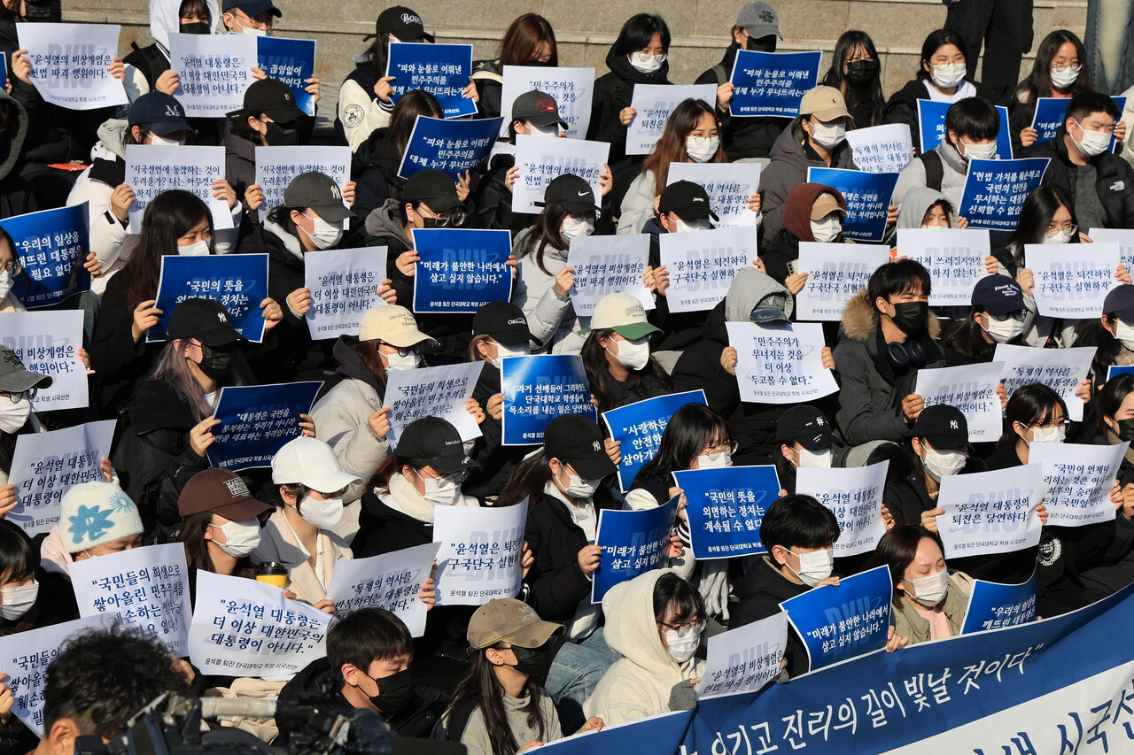 10일 단국대학교 천안캠퍼스 학생회관 건물에서 재학생 300여명이 윤석열 대통령 퇴진을 위한 시국선언문을 발표하고 있다.  / 사진=뉴시스