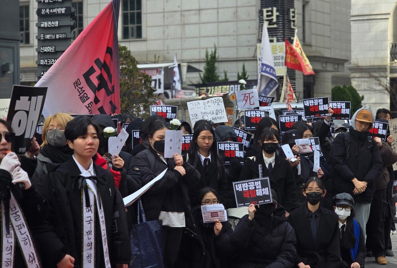11일 오전 윤석열 퇴진을 위해 행동하는 청년 일동(윤퇴청)이 서울 여의도 국민의힘 당사 앞에서 '국민의힘 장례식' 퍼포먼스를 개최했다. 2024.12.11/사진=조은결 기자